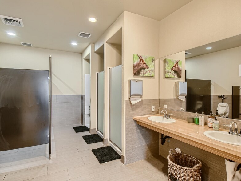 More Photos Of 9970 SW Beaverton Hillsdale Hwy, Beaverton Veterinarian Kennel For Sale