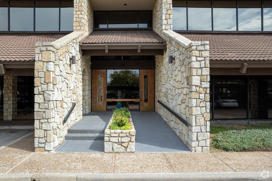 More Photos Of 2800 S Hulen St, Fort Worth Office For Lease
