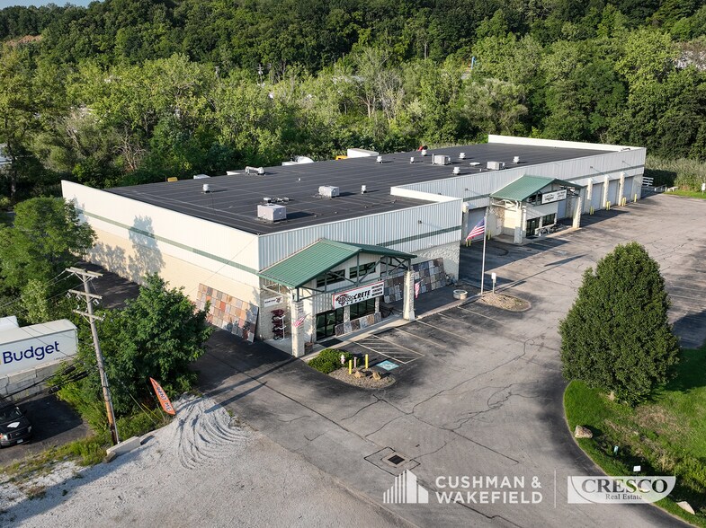 More Photos Of 7941-7951 Granger Rd, Valley View Service For Lease