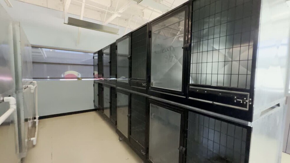 More Photos Of 8028 W Thunderbird Rd, Peoria Veterinarian Kennel For Lease