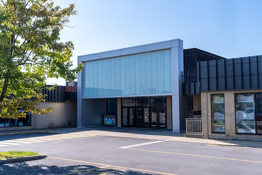 More Photos Of 200 Blvd D’Anjou, Châteauguay Unknown For Lease