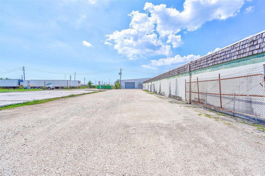 More Photos Of 101 W 4th St, Freeport Warehouse For Sale