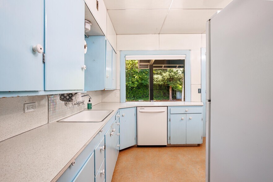 More Photos Of 2105 SE Ochoco St, Portland Office For Sale