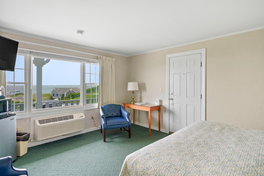 More Photos Of 196 Shore Rd, Chatham Hotel For Sale