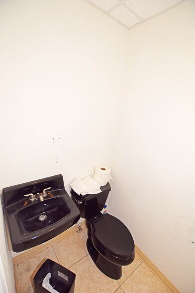 More Photos Of 305 E 57th St, Odessa Warehouse For Sale