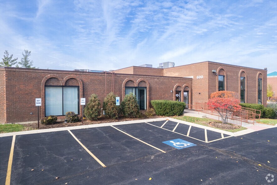 More Photos Of 600 N First Bank Dr, Palatine Office For Lease
