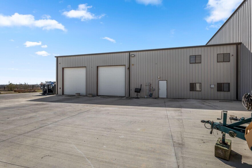 More Photos Of 800 East Watson Ln, New Braunfels Manufacturing For Lease