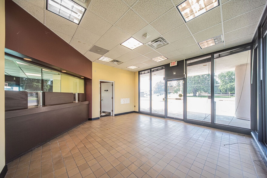 More Photos Of 325 Washington St, Paducah Bank For Lease