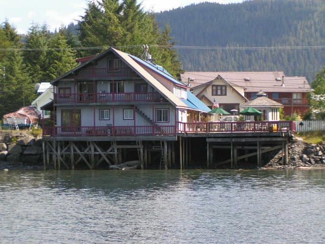 More Photos Of 1004 S Nordic Dr, Petersburg Hotel For Sale