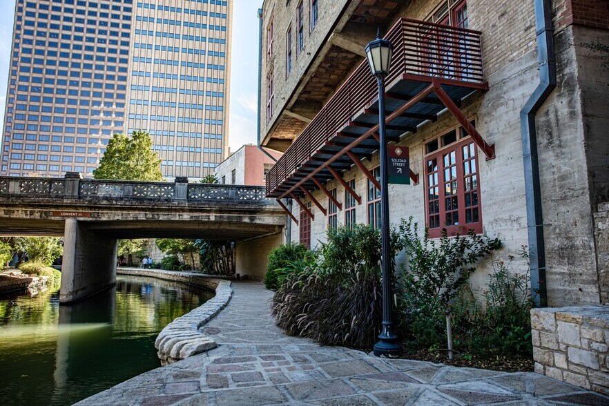 More Photos Of 454 Soledad St, San Antonio Office For Lease