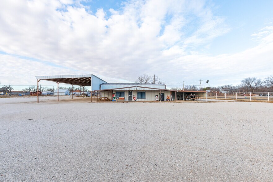 More Photos Of 711 S 3rd Ave, Munday Warehouse For Sale