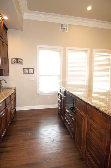 More Photos Of 1150 Bromberg St, Mineola Office For Lease