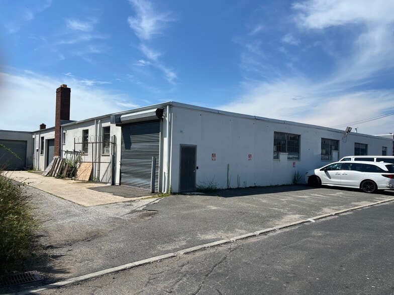 More Photos Of 1-5 Neil Ct, Oceanside Warehouse For Lease