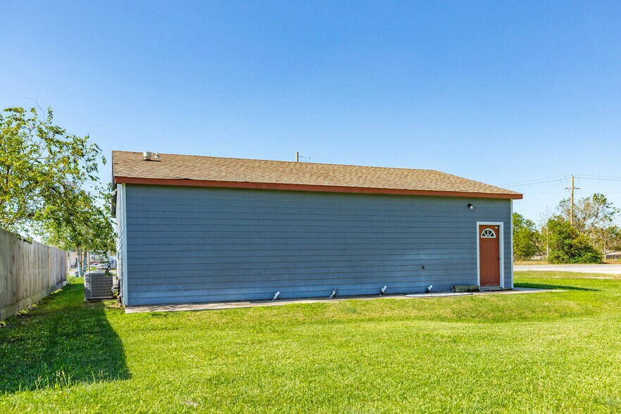 More Photos Of 1228 E Mulberry St, Angleton Bar For Sale