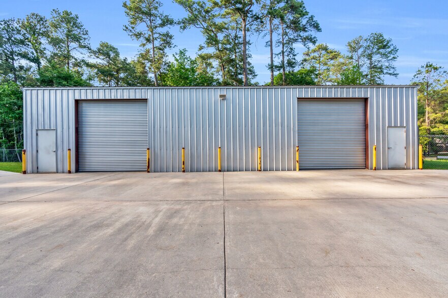 More Photos Of 923 Weisinger Dr, Magnolia Warehouse For Lease
