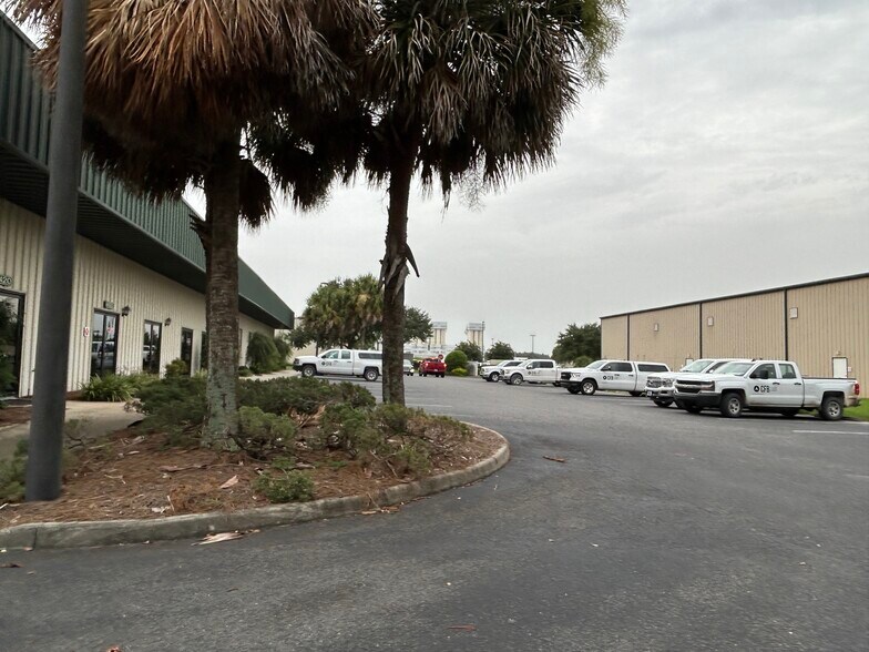 More Photos Of 4430 NE 83rd Rd, Wildwood Office For Lease