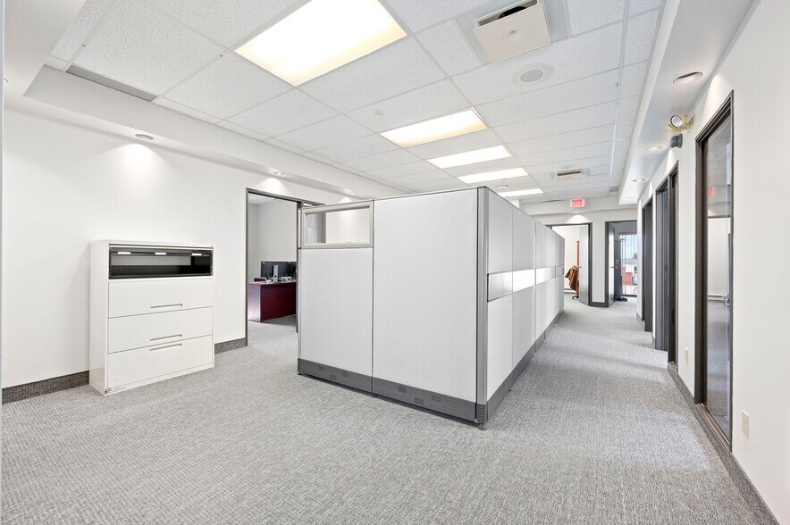More Photos Of 190 Rue Deragon, Granby Office For Sale