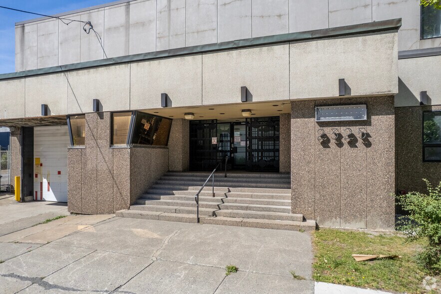 More Photos Of 2325 Rue Dandurand, Montréal Warehouse For Sale