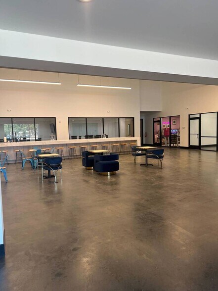 More Photos Of 2661 Midway Rd S, Carrollton Showroom For Lease