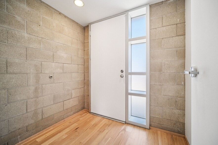 More Photos Of 717 N Highland Ave, Los Angeles Flex For Sale