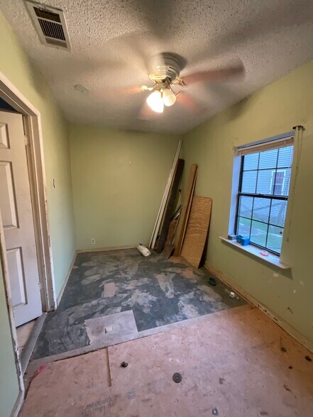 More Photos Of 609 Oak St, La Marque Warehouse For Sale