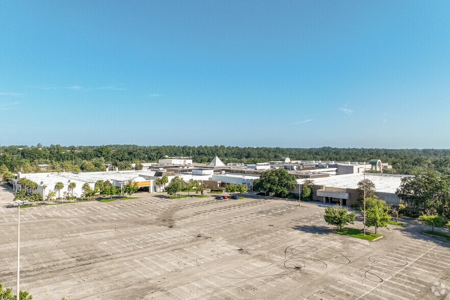 More Photos Of 1500 Apalachee Pky, Tallahassee Department Store For Lease