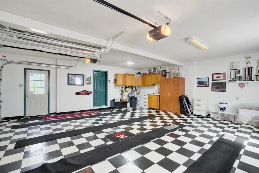 More Photos Of 2553 Roosevelt Ave, York Flex For Sale