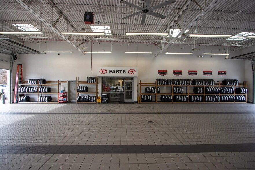 More Photos Of 2136 Sunset Blvd, West Columbia Auto Dealership For Sale