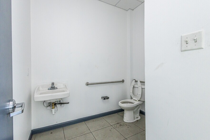 More Photos Of 13806 N Unitec Dr, Laredo Warehouse For Lease