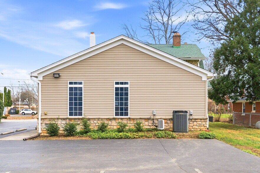 More Photos Of 3208 College Dr, Louisville Office For Sale