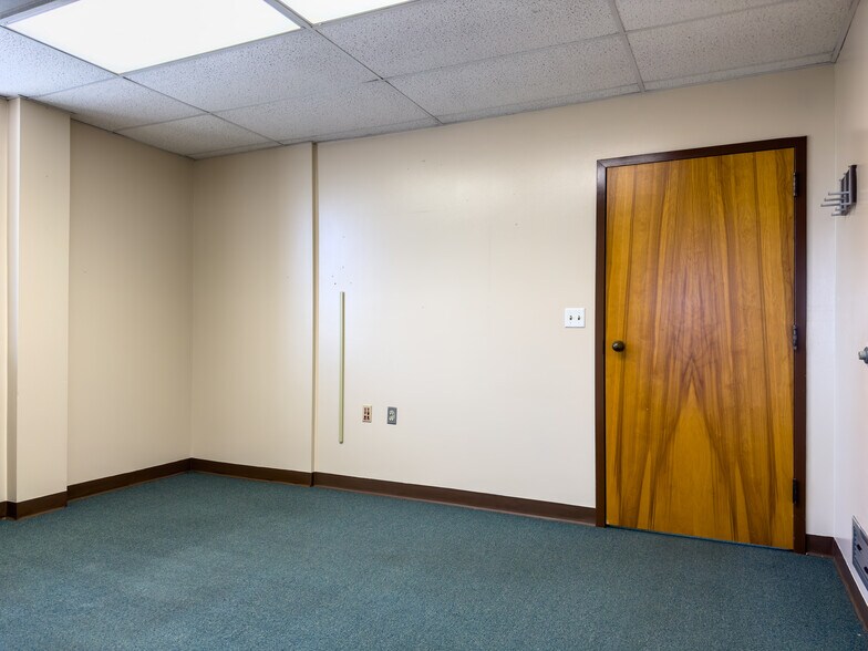 More Photos Of 1679 E State Route 29, Urbana Showroom For Sale