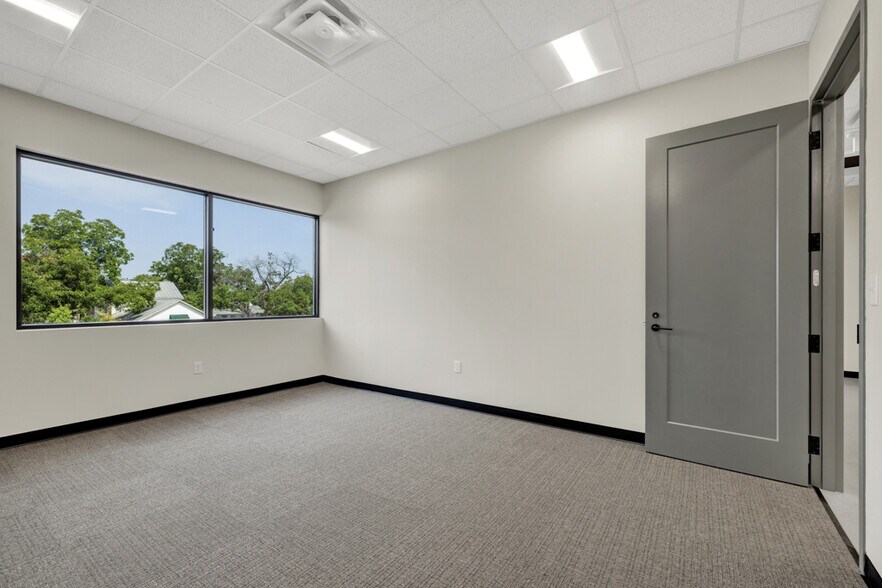More Photos Of 207 E San Antonio St, New Braunfels Loft Creative Space For Lease