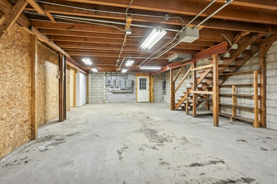 More Photos Of 1010 N Ashland Ave, Green Bay Flex For Sale