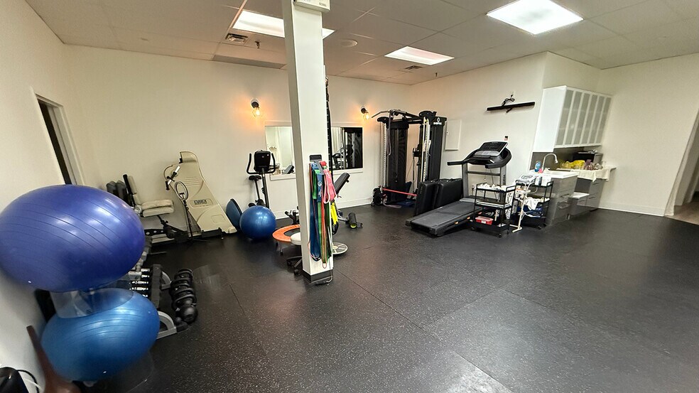 More Photos Of 2727 Portage Ave, Winnipeg General Retail For Lease