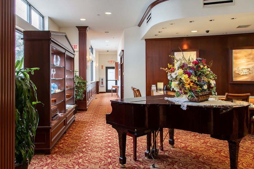 More Photos Of 700 E Main St, Anoka Freestanding For Lease