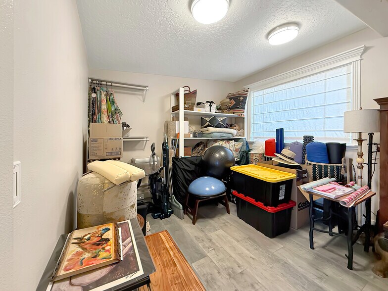 More Photos Of 624 Fleet St, Brookings Office For Sale