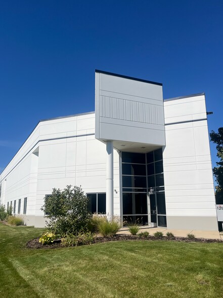 More Photos Of 1290-1298 Ensell Rd, Lake Zurich Warehouse For Lease