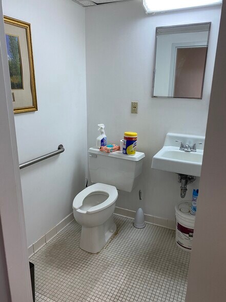 More Photos Of 516-518 S Camp Meade Rd, Linthicum Heights Medical For Lease