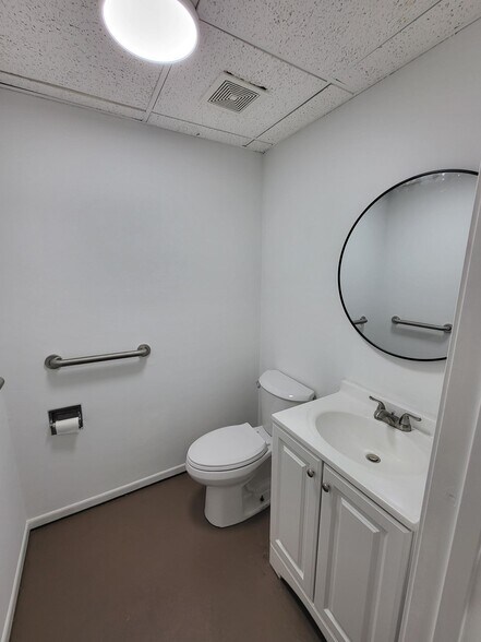 More Photos Of 1930 Park Meadows Dr, Fort Myers Office For Lease