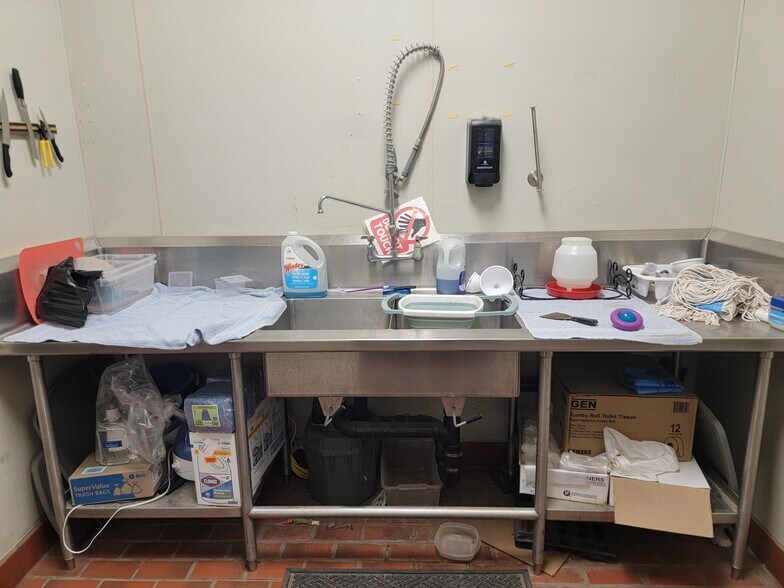 More Photos Of 856 S Alma School Rd, Mesa Freestanding For Sale