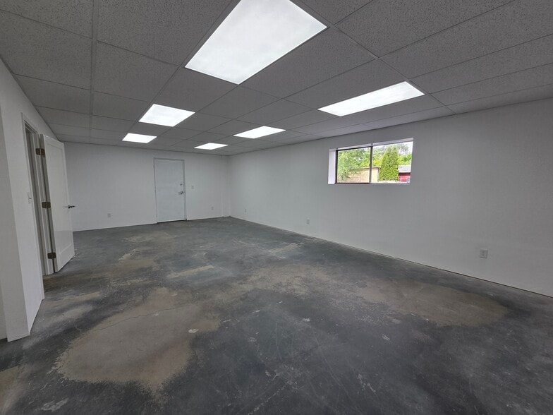 More Photos Of 3359-3399 Hawthorne Ave NE, Salem Warehouse For Lease