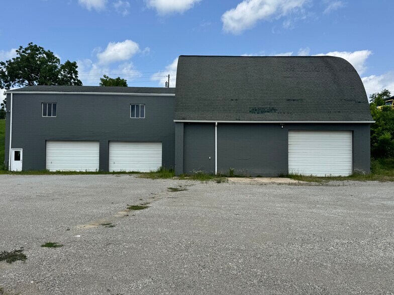 More Photos Of 797 Carlton Dr, Bentleyville Warehouse For Lease