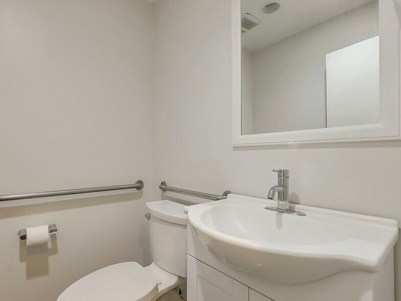 More Photos Of 705 Bond Way, Delray Beach Showroom For Sale