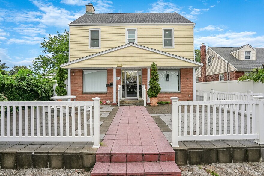Primary Photo Of 1000 Stewart Ave, Bethpage Storefront Retail Residential For Sale