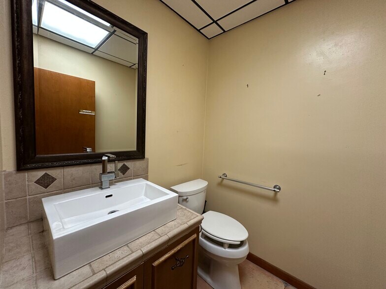 More Photos Of 7800 W Oakland Park Blvd, Sunrise Medical For Sale