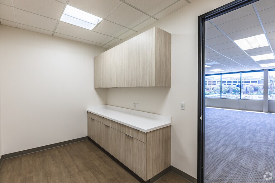 More Photos Of 5575 Ruffin Rd, San Diego Unknown For Lease