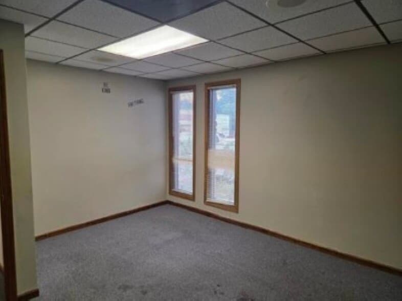 More Photos Of 418 S 36th St, Quincy Office For Lease