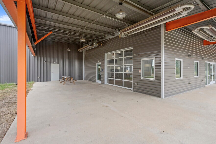 More Photos Of 2702 Fort Worth Hwy, Hudson Oaks Warehouse For Sale