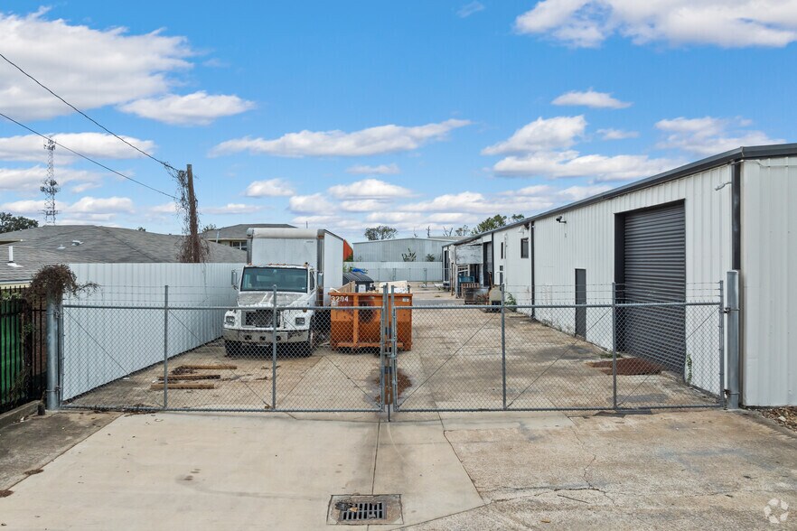 More Photos Of 5707-5709 Gardendale Dr, Houston Unknown For Lease