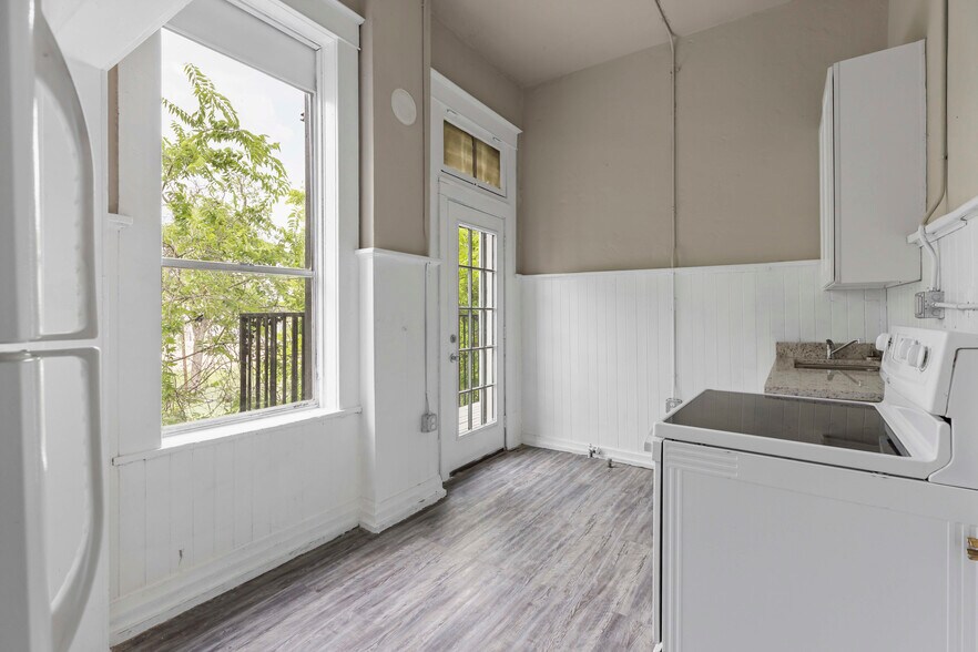 More Photos Of 2024 S Flores St, San Antonio Storefront Retail Residential For Sale